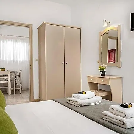 Pyrgaraki And Apartmanhotel 3*